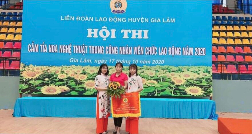 Cô nhân viên nuôi dưỡng khéo tay hay làm